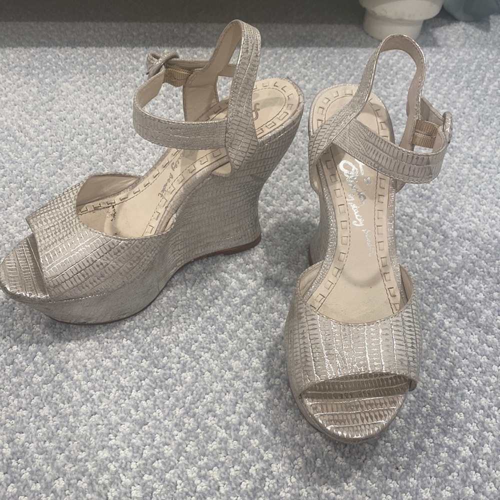 Alice + Olivia silver wedge